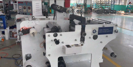 อัตโนมัติ Roll to Roll ตราสติ๊กเกอร์ Rotary Die Cutting Machine กับการตัด